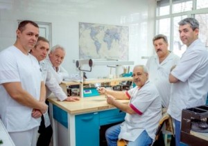 Заведующий зуботехнической лабораторией А.Н. Харзу проводит занятие по изготовлению металлокерамического протеза.